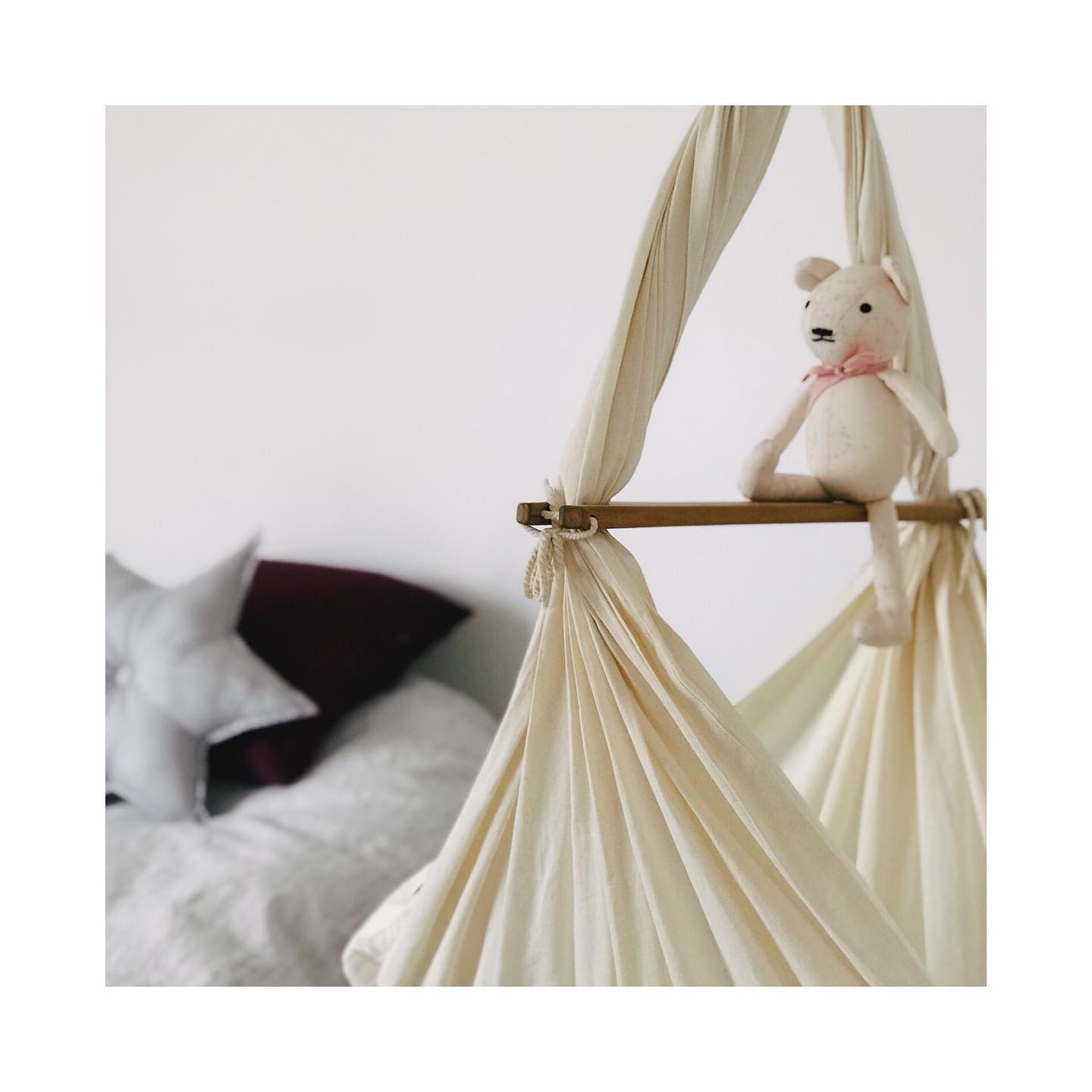 Manipani Gros Dodo Et Beau Doudou Zen Doudou Petit Ourson En Coton Bio Camcam Copenhague Se Balance Sur Le Hamac Bebe Nonomo Manipani Marquescandinave Hamacbebe Hamacsuspendu Cododo