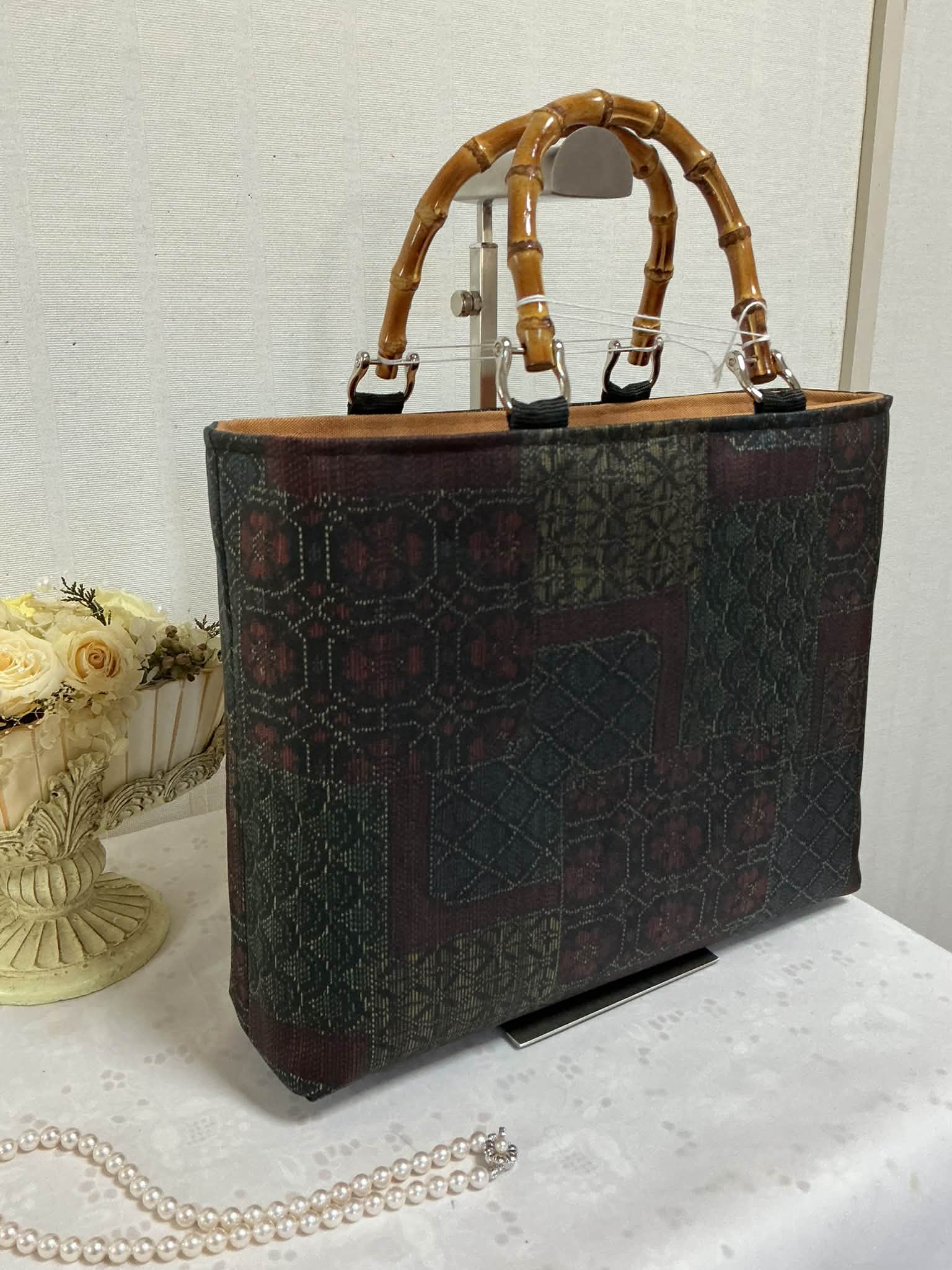 🌼こんにちは。 しっとりとした大島紬の中に、深い赤がちらり。 竹の