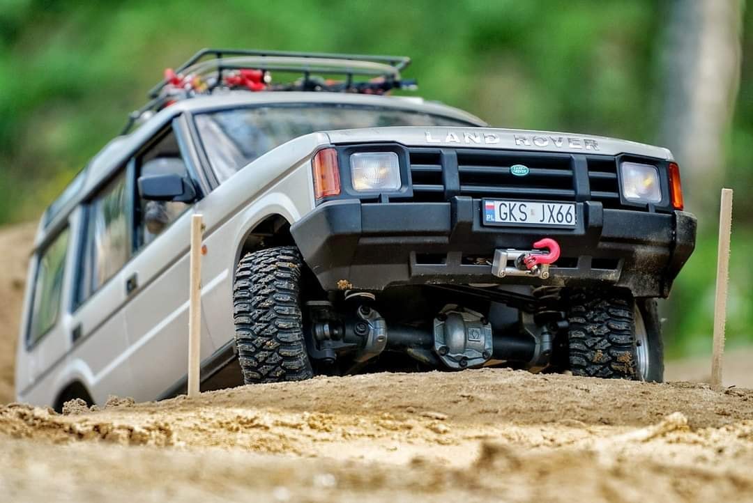 Custom Land Rover Discovery 1 RC Model with Realistic Features