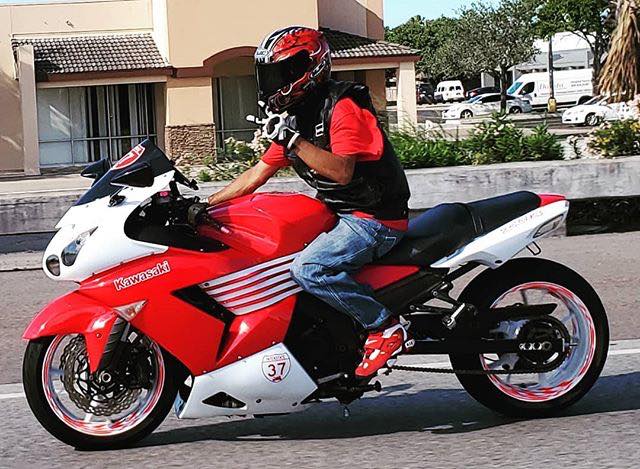 Super sleek ZX-14R, awesome livery to match credit @gray_1r
