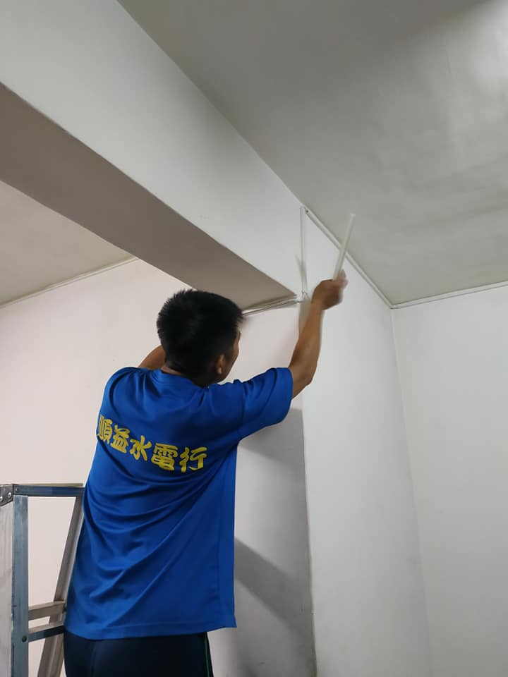 順益水電行 拉電線 拉明線一樣要整齊有美感 順益水電行 老闆都忙瘦了 老闆娘卻變胖了 Facebook