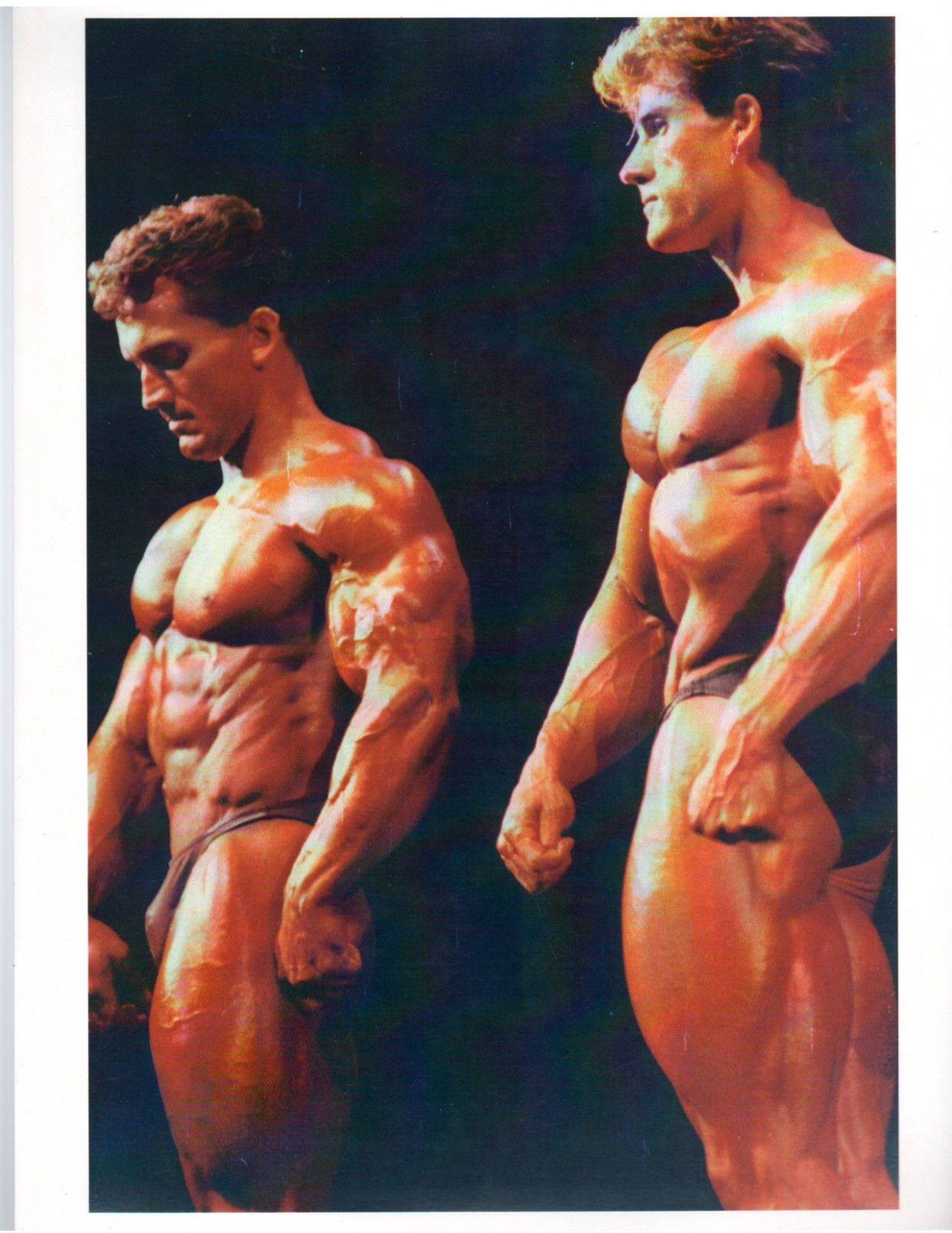 Lee Labrada strikes his instantly recognisable signature pose.