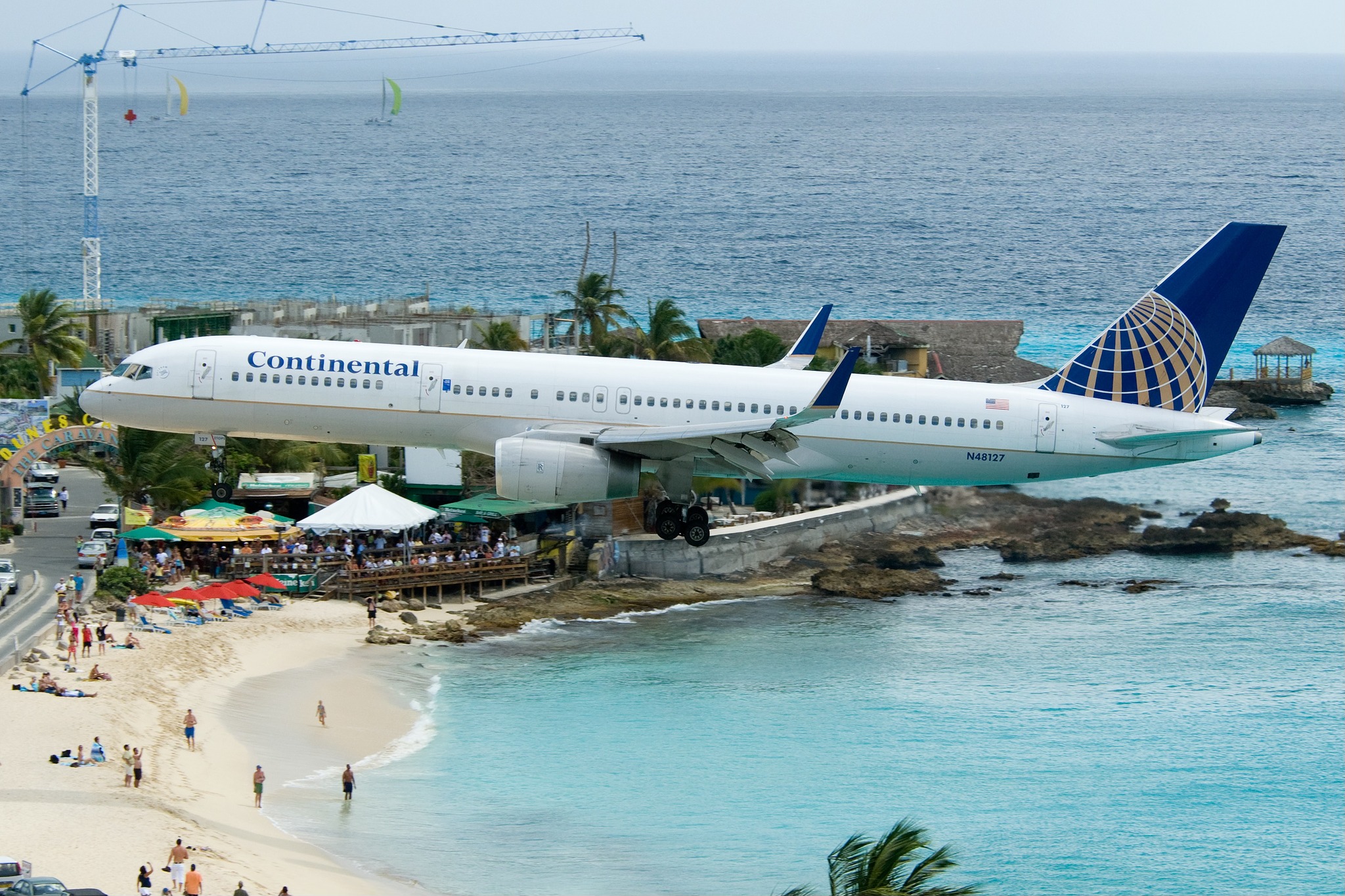 Continental Boeing 757 from EWR crossing Maho Beach for runway 9