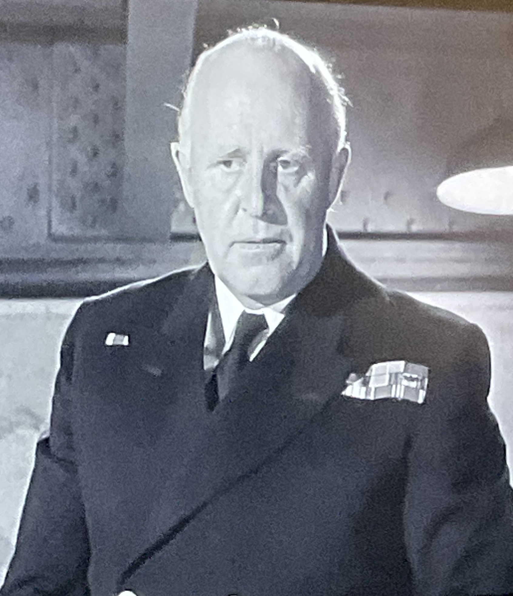 What medal ribbon is worn on the right shoulder?