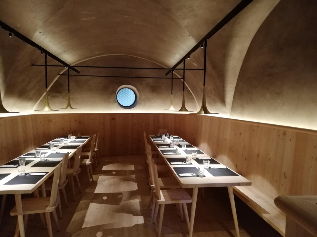 Empfehlung für den Feierabend:⠀ DECANTEI, Brixen⠀ Architect: Pedevilla⠀ Lighting Project: Lichtstudio Eisenkeil, Bozen⠀ ⠀ #lichtstudioeisenkeil #restaurant #brixen #decantei #new #lichtstudio #project #lighting #licht #beleuchtung #led #atmosphere