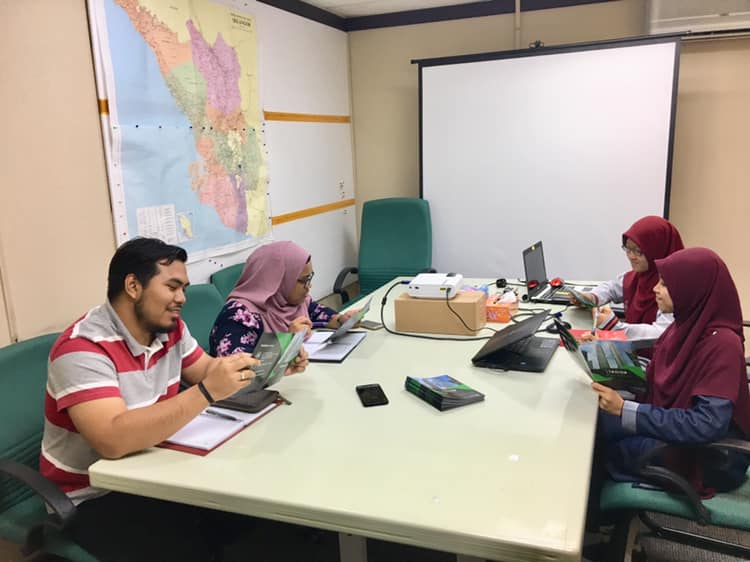 IKOOP - Team iKOOP sedang membuat semakan terakhir untuk...