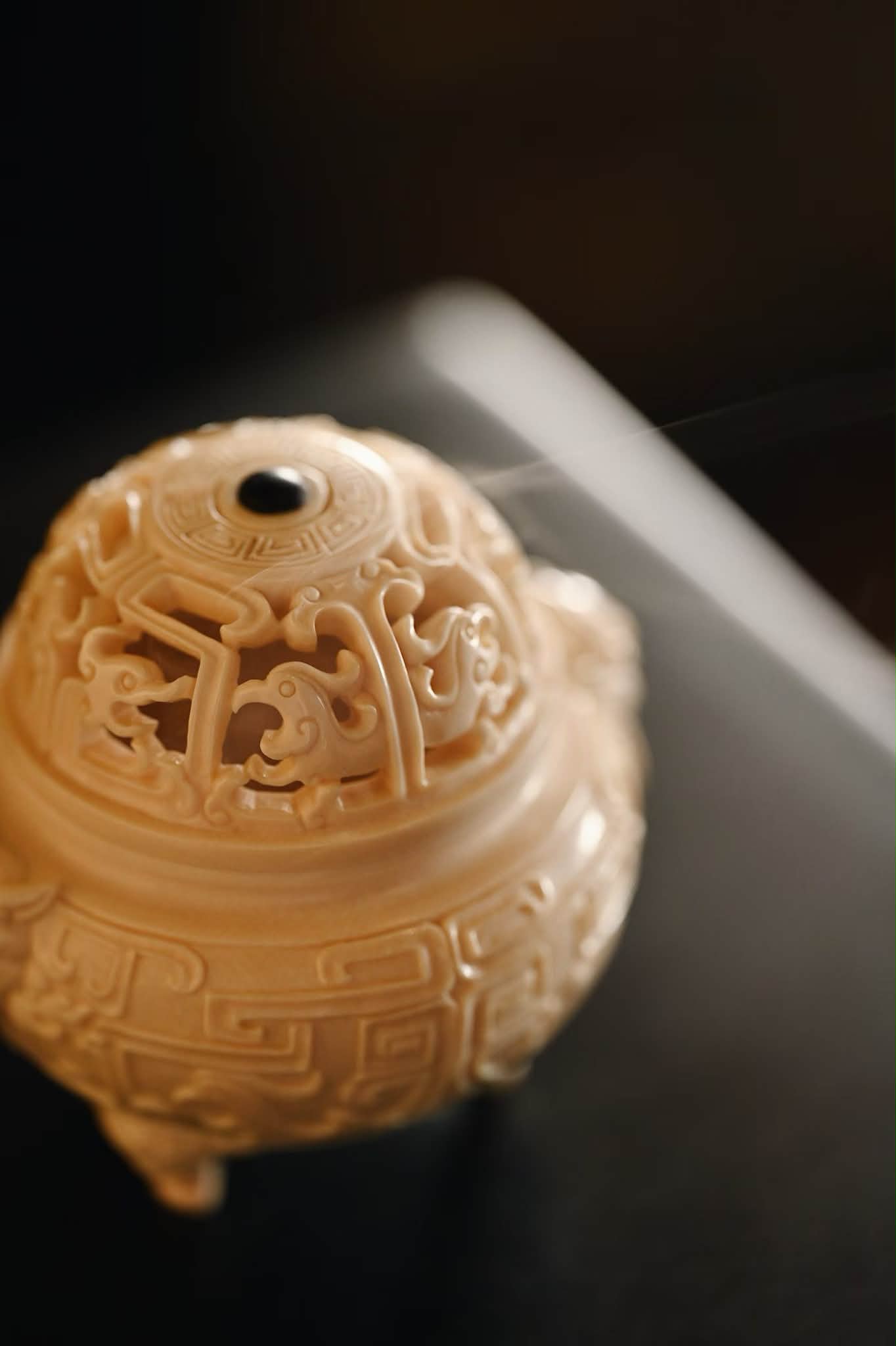 猛犸“青铜纹”三足香炉整料雕刻，循古制而作，融商周青铜礼器之神韵。炉
