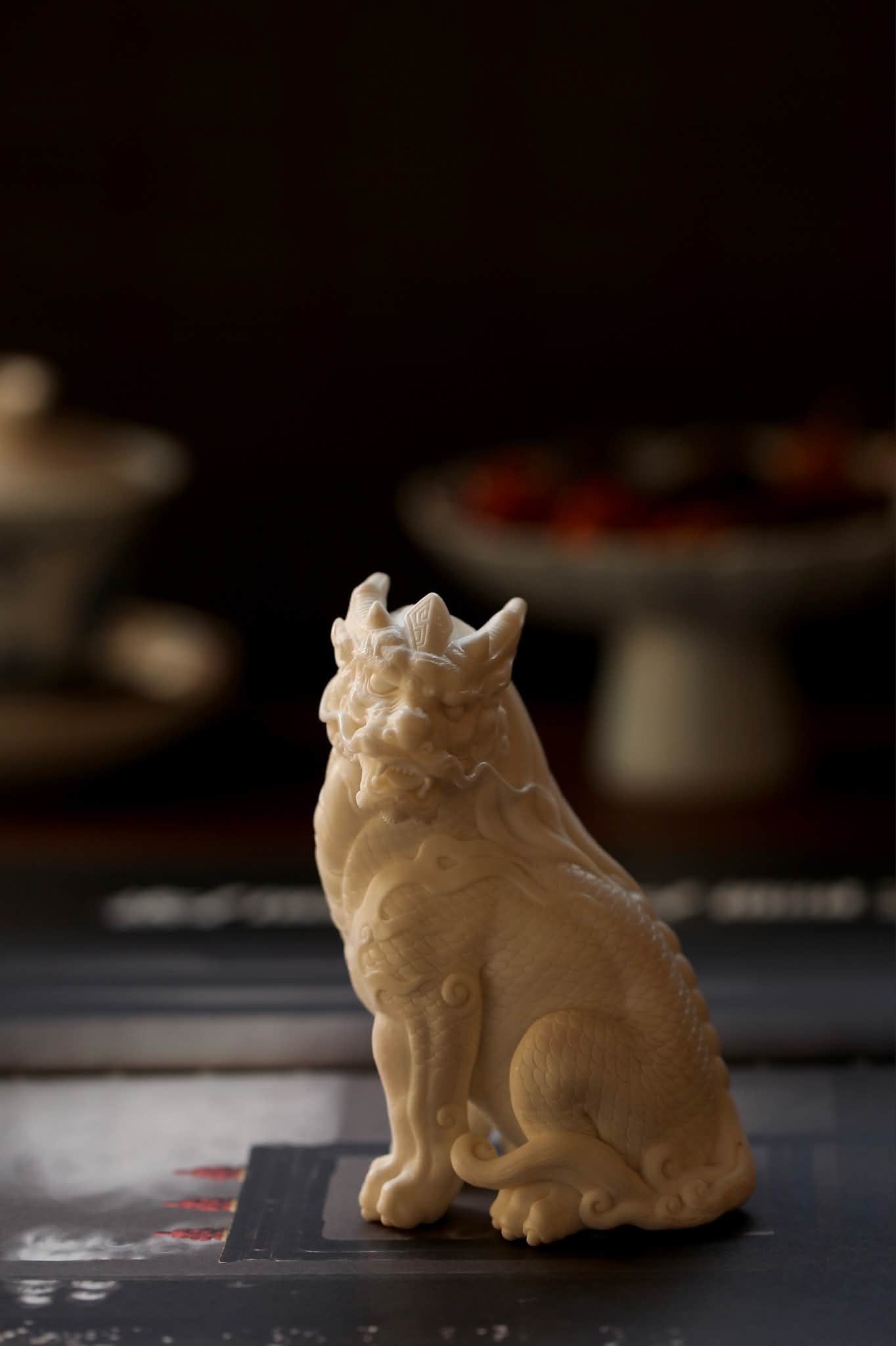 鹿角「麒麟」 山海经麒麟，身形修长，仪态优雅，以阴线雕刻眼眶，突出