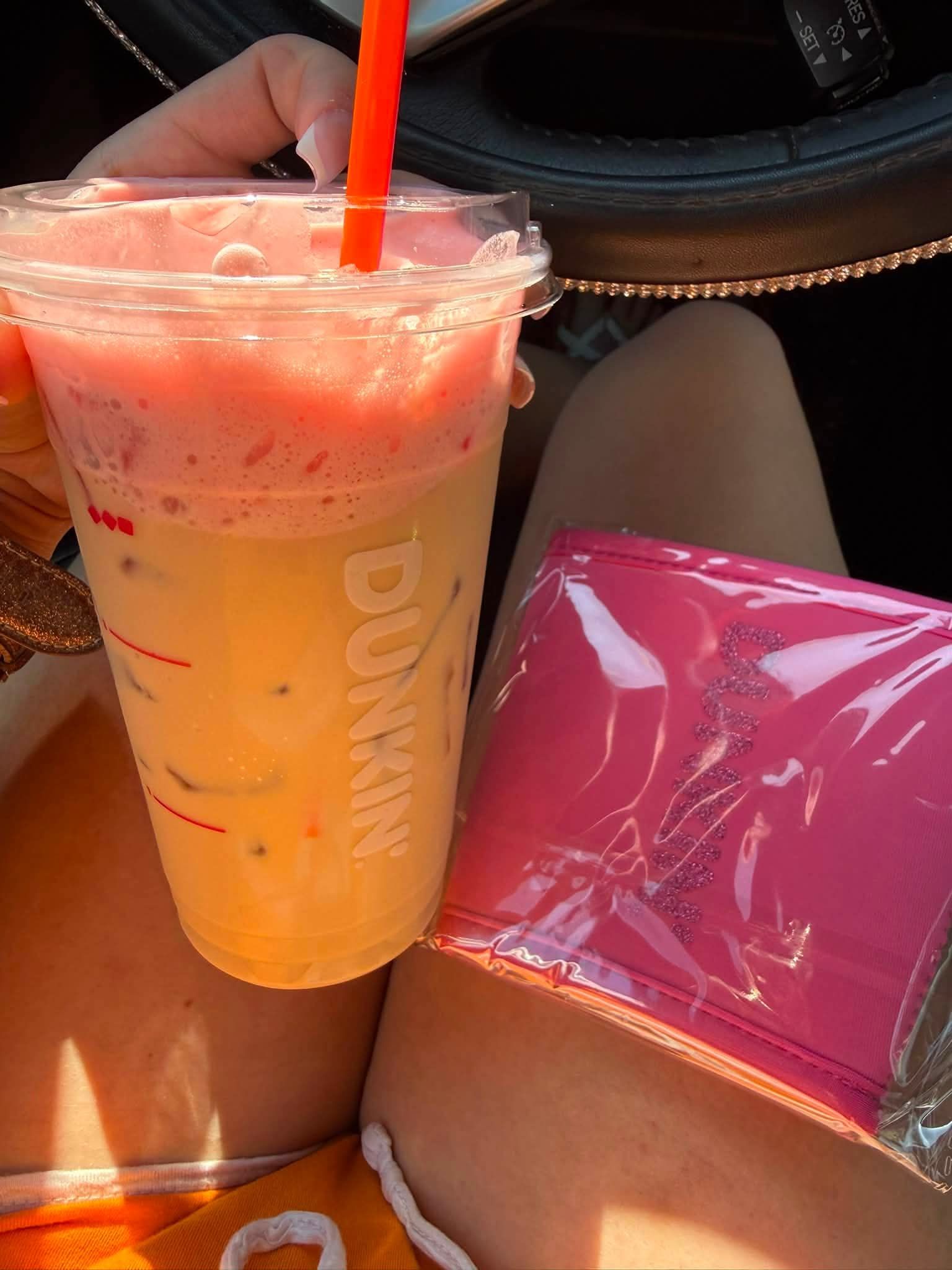 Strawberry Pink or Chocolate Brown? Match your 𝐃𝐮𝐧𝐤𝐢𝐧