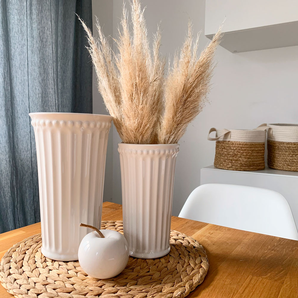 Unsere Weihnachtsdeko wird schon bald wieder sicher für das nächste Jahr verstaut, doch was nimmt ihren Platz ein? Unser Favorit: minimalistische Vasen 😍 Kombiniert mit den richtigen Pflanzen oder Grä