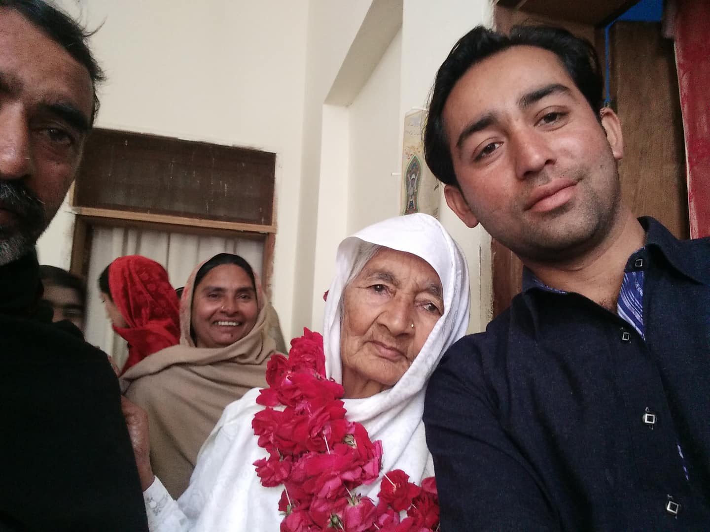 My uncle and aunt are goning... - Faisal Qamar Express News