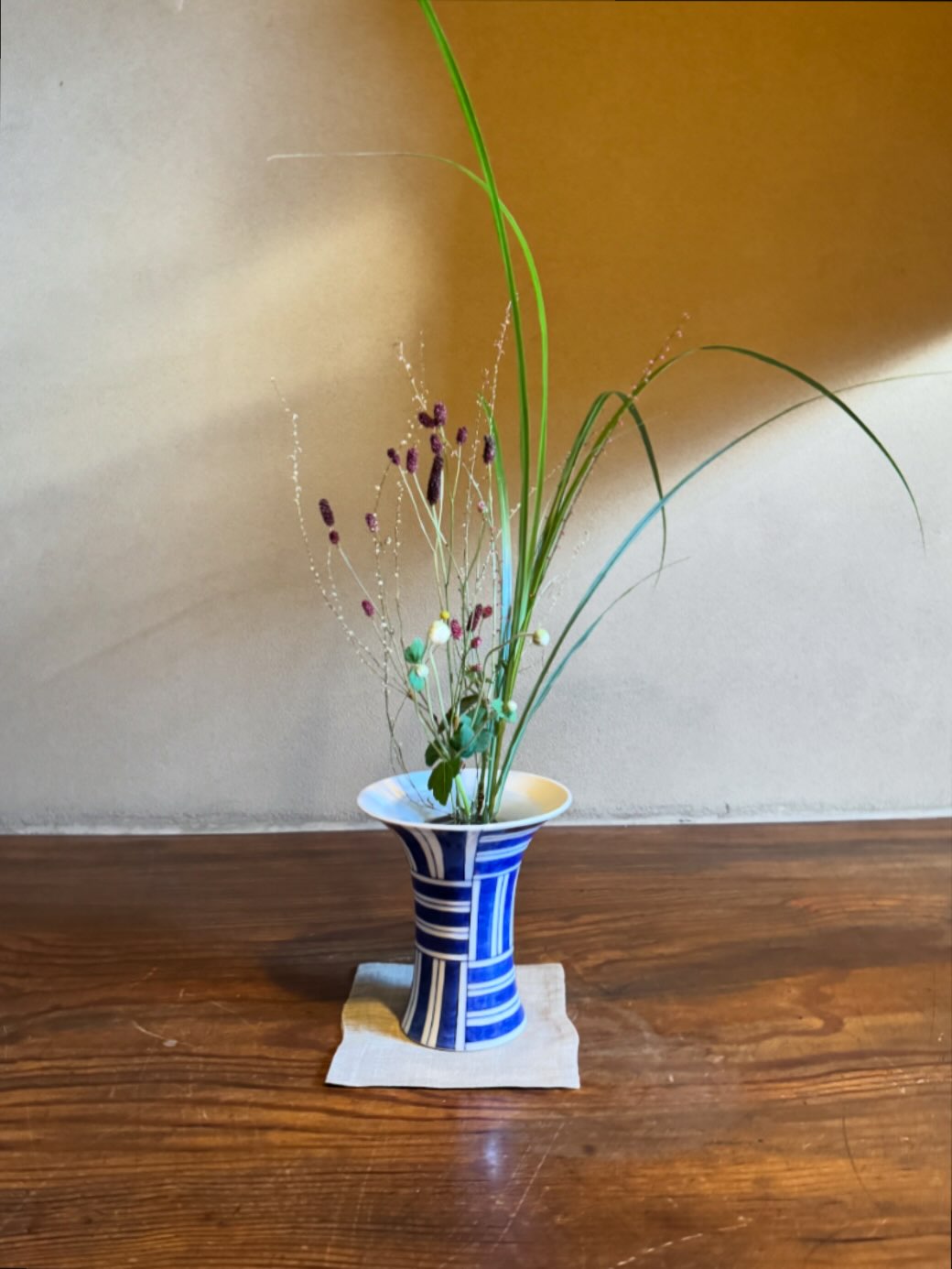 当代香齋作 ワラ灰釉 色絵 白椿の絵 茶碗/ Straw Ash Glazed
