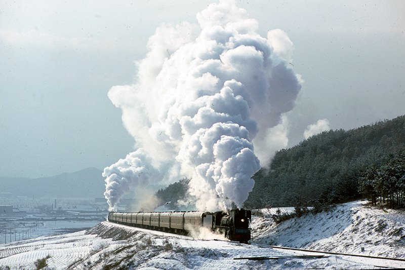 World Railways - Chinese Railways JS class 2-8-2 JS5417 is banked by QJ ...