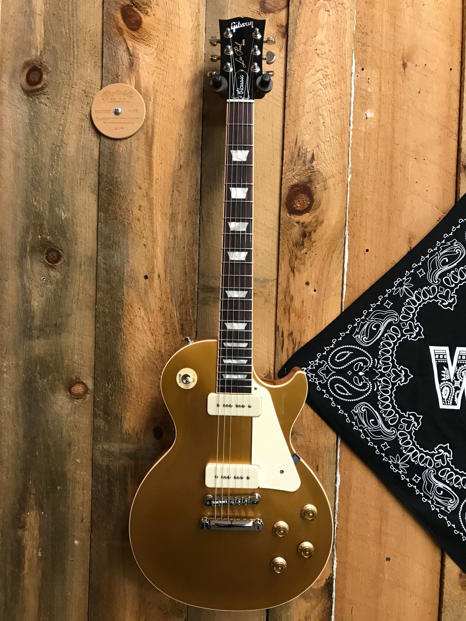 A lovely golden Gibson, this Les Paul Deluxe 2015 features a maple