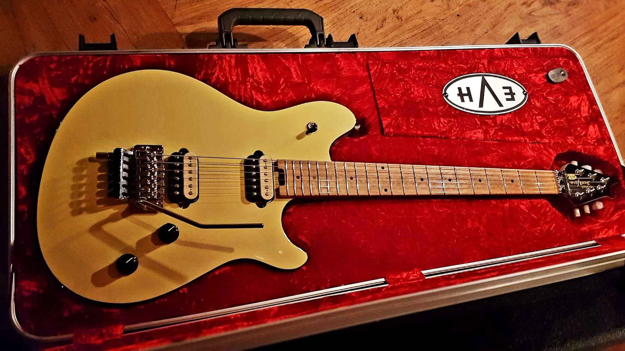 Vintage white EVH Wolfgang Special Mij 2011 left-handed guitar