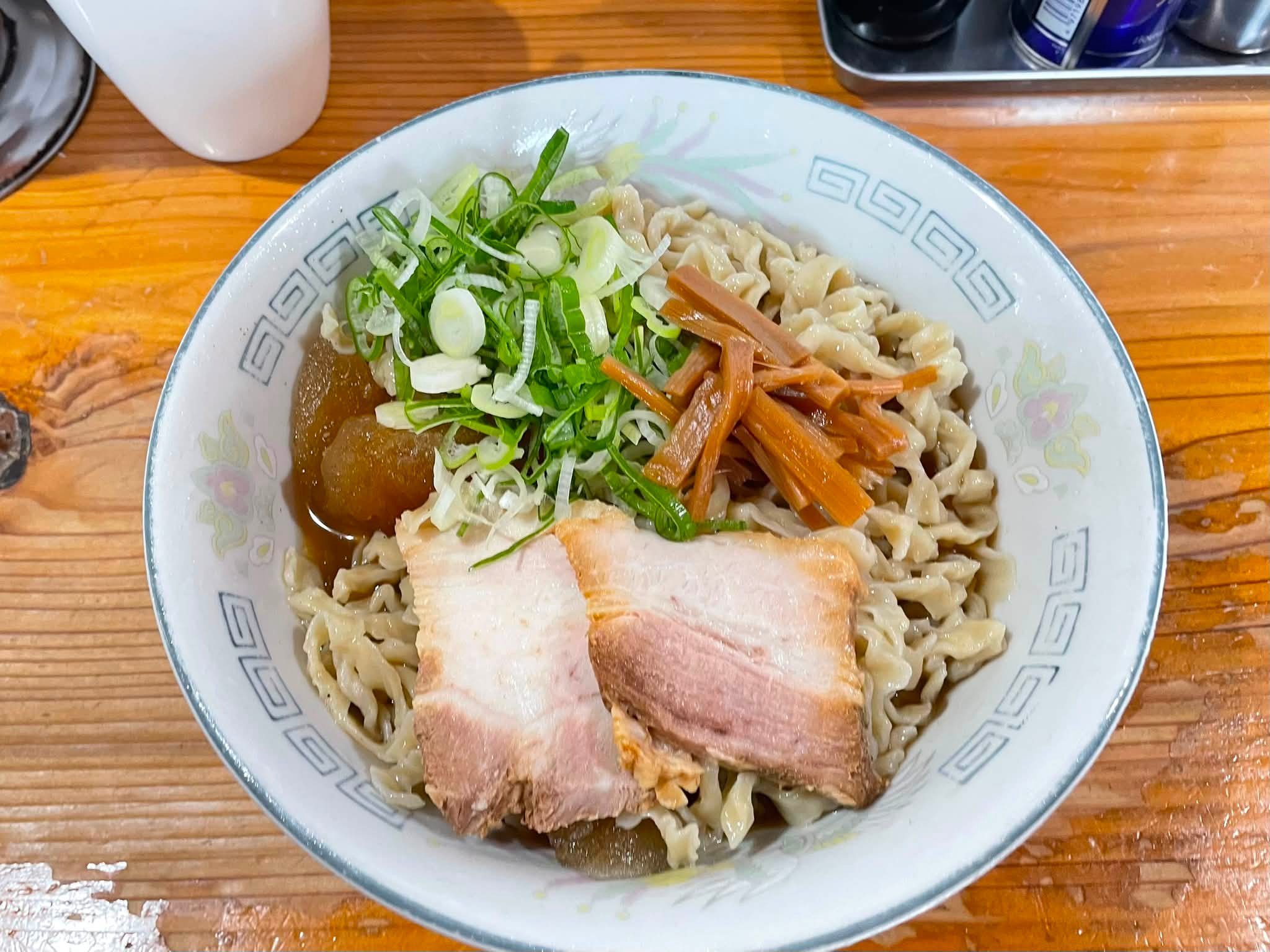 76麺目は、ラーメン太郎で夏季限定の冷たいラーメン。スープ氷が入って
