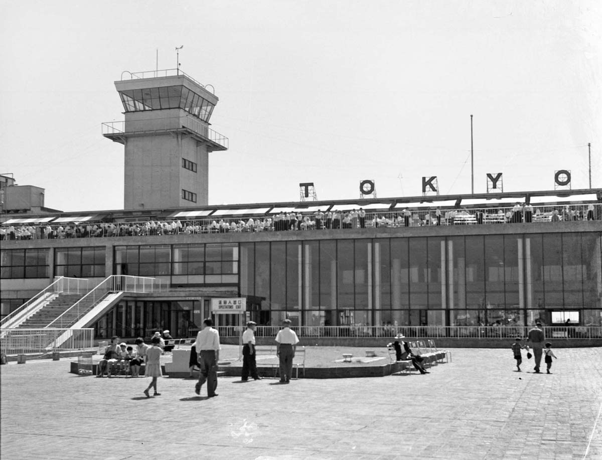 1957年当時の羽田空港 展望デッキと駐機場に日本航空が所有する「蔵王