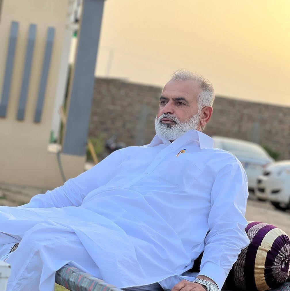 بادشاہ وہ نہیں جس کہ سر پہ تاج ہو 👑 بادشاہ وہ ہے جس کا دِلوں پر راج ہو ...
