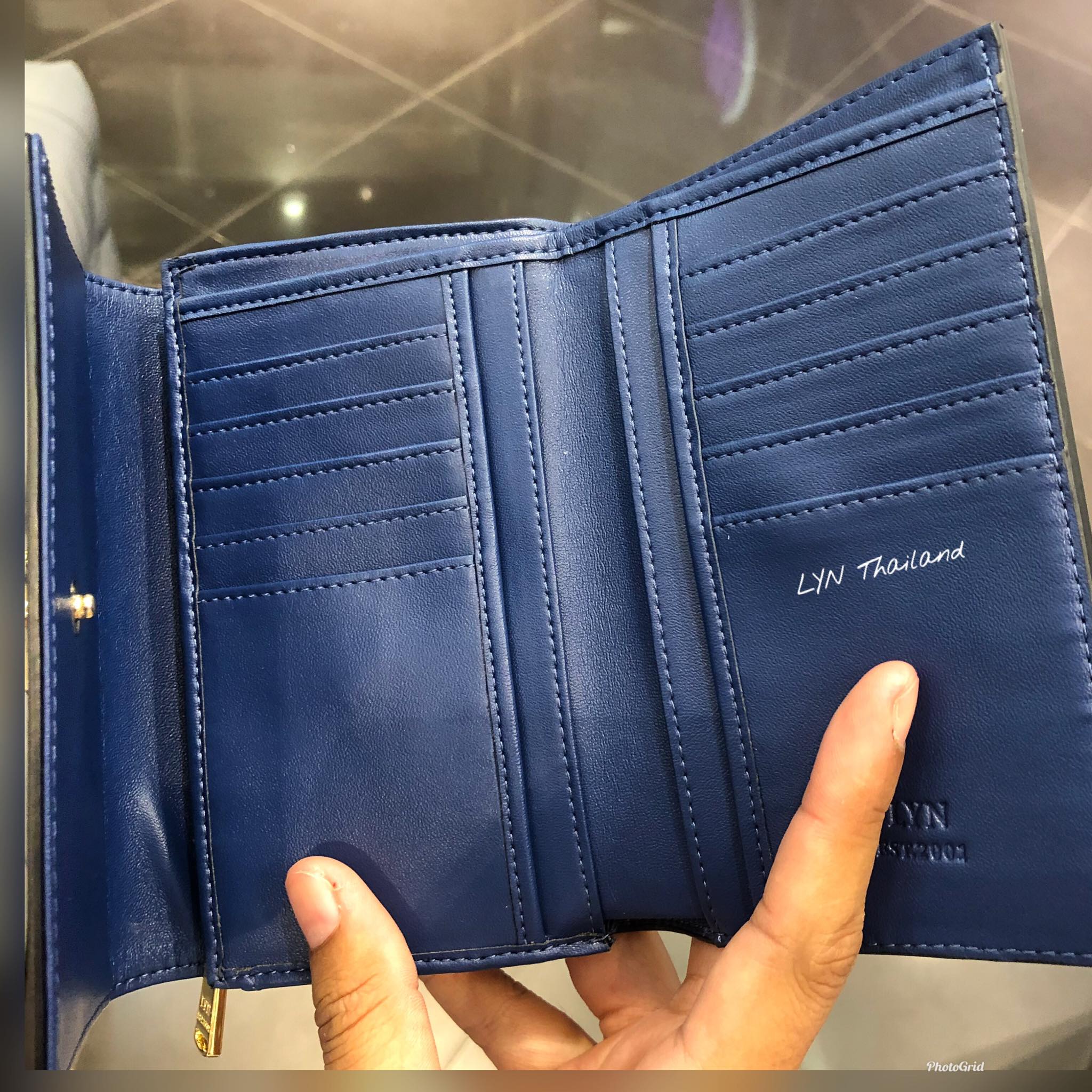 LYN - #กระเป๋าสตางค์LYN รุ่น Amour Shot Wallet เป็นแบบ 2 พับค่ะรุ่นนี้ ...