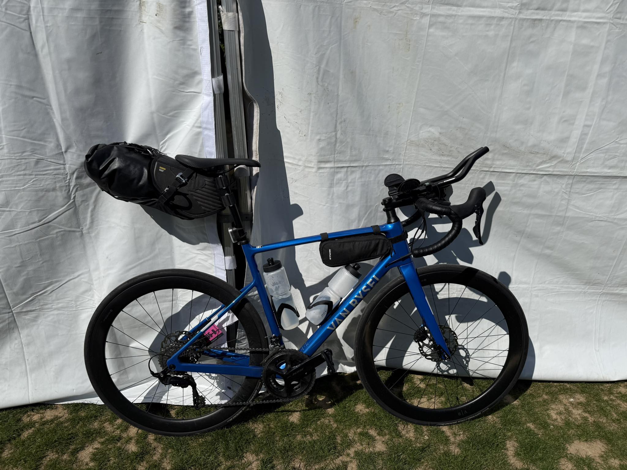 Vélo Fille 14'' Frozen – Reine Des Neiges Avec Casque Inclus – Freins Caliper, Panier Avant, Porte-poupée, 2 Stabilisateurs – Pour Enfants