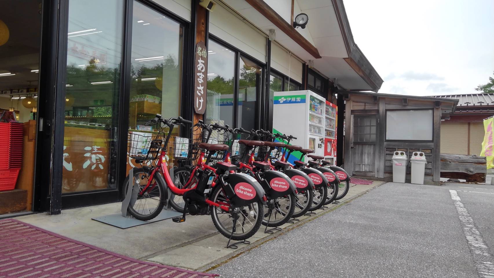 三本松茶屋 Sanbonmatsu Chaya Ecotourism Center この度 日光自然博物館さんが始めた 奥日光サイクルシェア を当店にも設置することになりました 奥日光地域では 当店は湯元と中宮祠の中間にあるので どちらにもアクセスしやすく 奥日光のハブ的な存在に