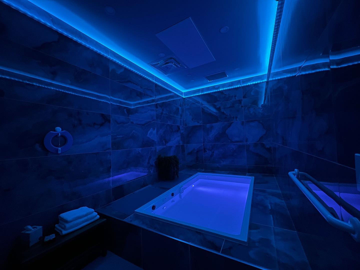 Mellow Float - Unique Universe Room🪐 open float tank with... | Facebook