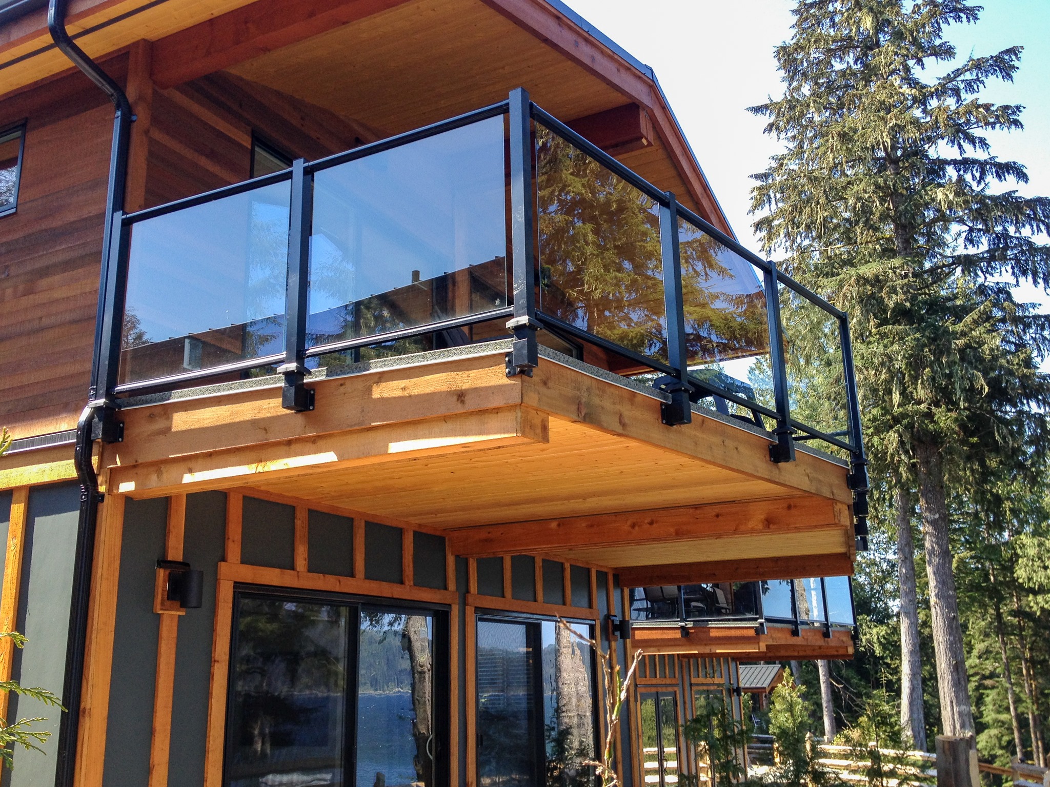 Sleek cabin designed lake... - Century Aluminum Railings