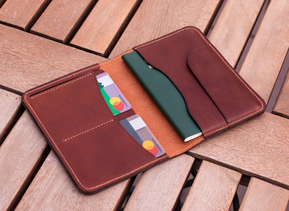 Conté Studio - [classic passport case] 풀그레인 가죽으로 제작된... | Facebook