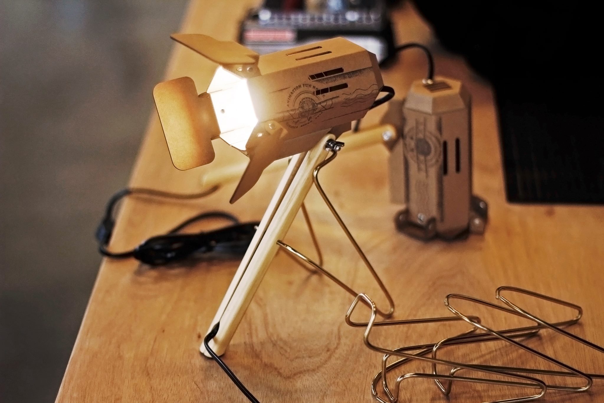 看來台灣市場（人）似乎比較偏好三葉款小立燈 / Light stand A... - loftwing the maker | Facebook
