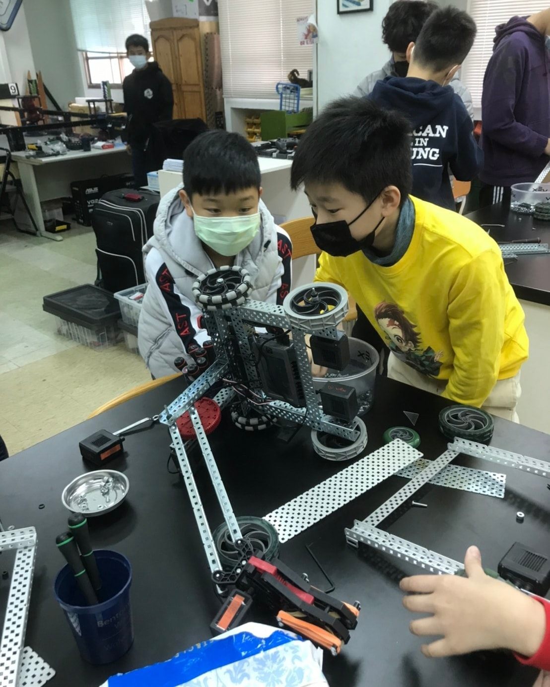 MS Robotics class... - AST American School in Taichung 台中美國學校