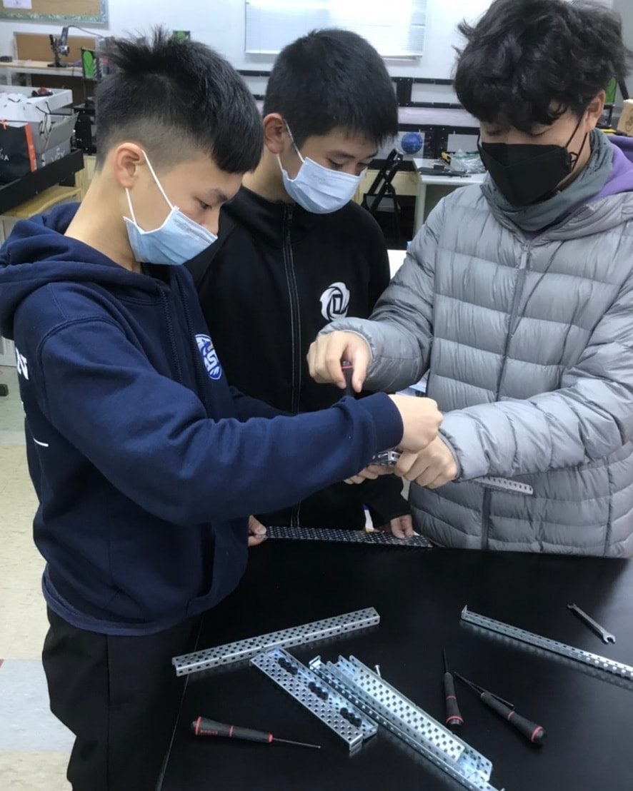 MS Robotics class... - AST American School in Taichung 台中美國學校