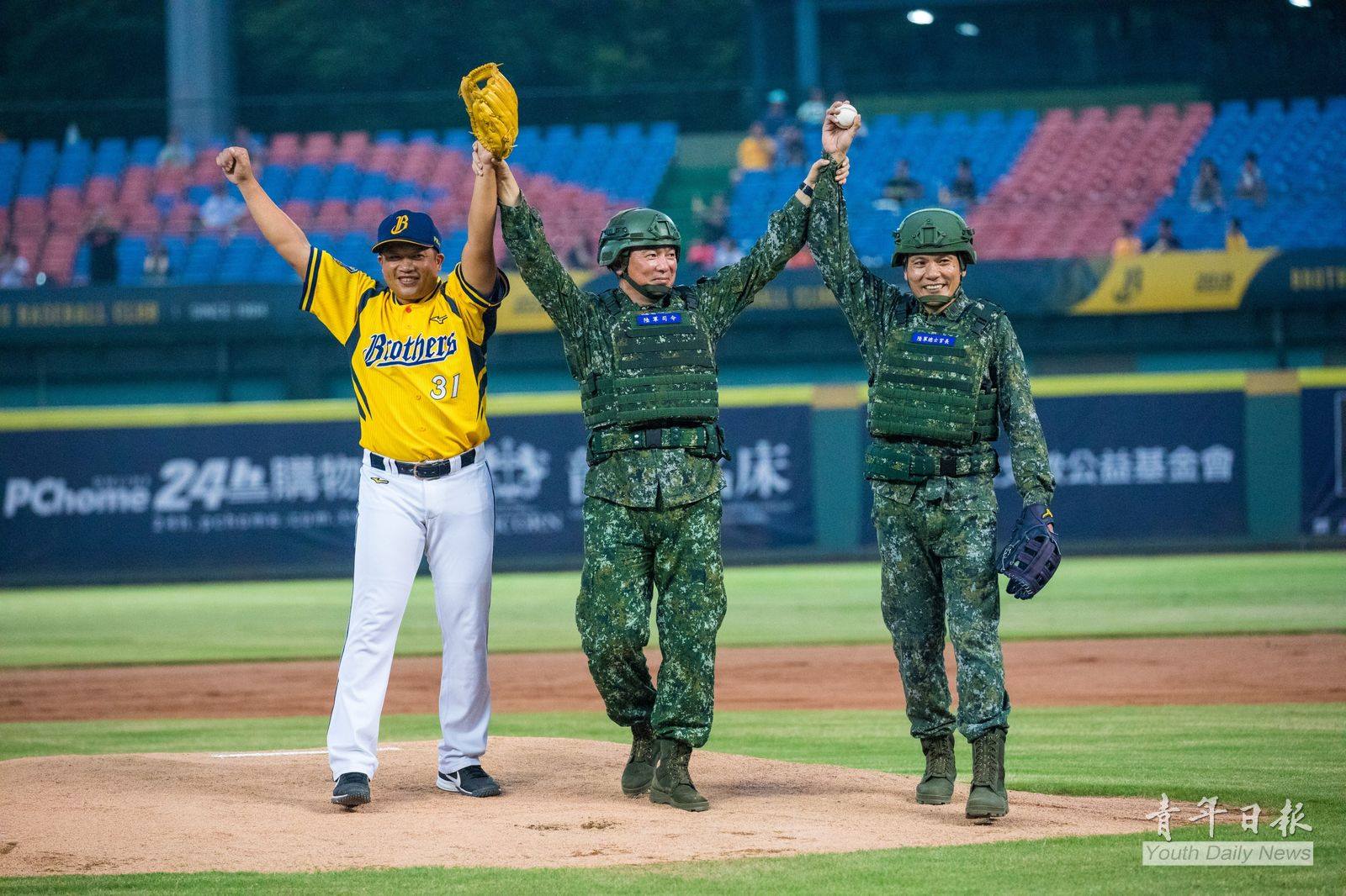 青年日報 - #運動員戰士紅不讓職棒開球活動 ⚾ 今日由陸軍司令 #陳寶餘...
