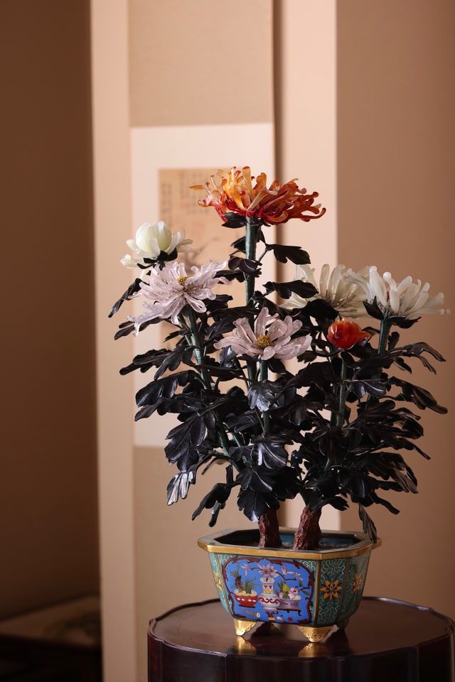 景泰蓝非遗老工艺「玉石菊花盆景」 景泰蓝宝盆承托，玛瑙、玉髓、岫玉