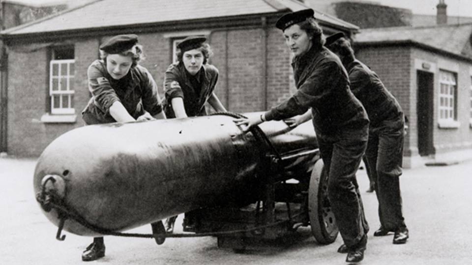 British & Commonwealth Forces - WW2 - WRNS manoeuvre a torpedo towards ...