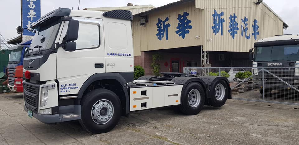 台中港新華汽車 賀交新車 台中港新華國際通運有限公司自成立以來 于今天良辰吉時交出第一部新車 尚有6輪35噸 460車型可交 歡迎洽談 連絡電話 0915 299 622吳姚記連絡電話 0975 113 262吳廣致