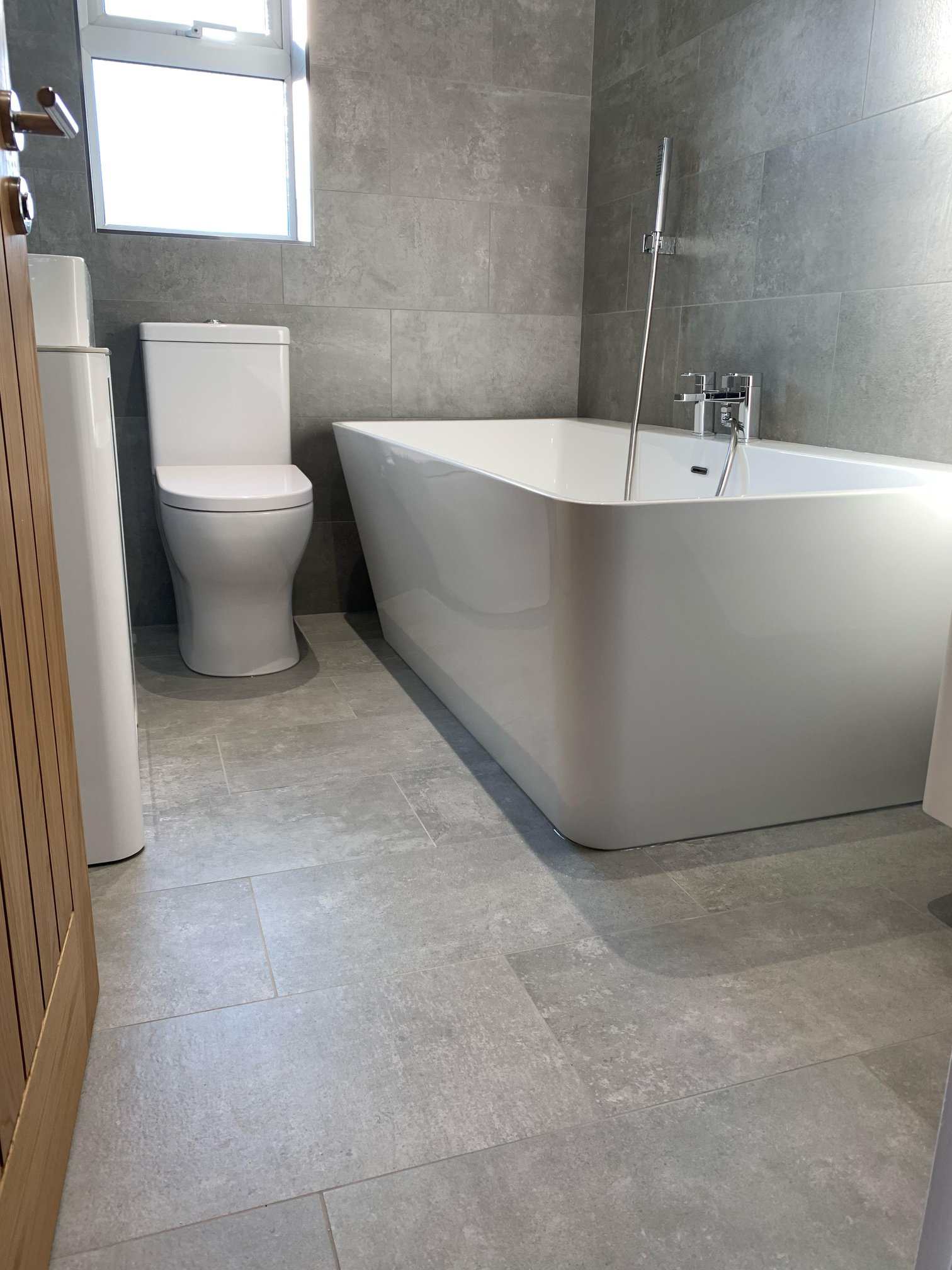 Easy Bathrooms - 🔥🔥 Stunning Bathroom Alert 🔥🔥 A bathroom...