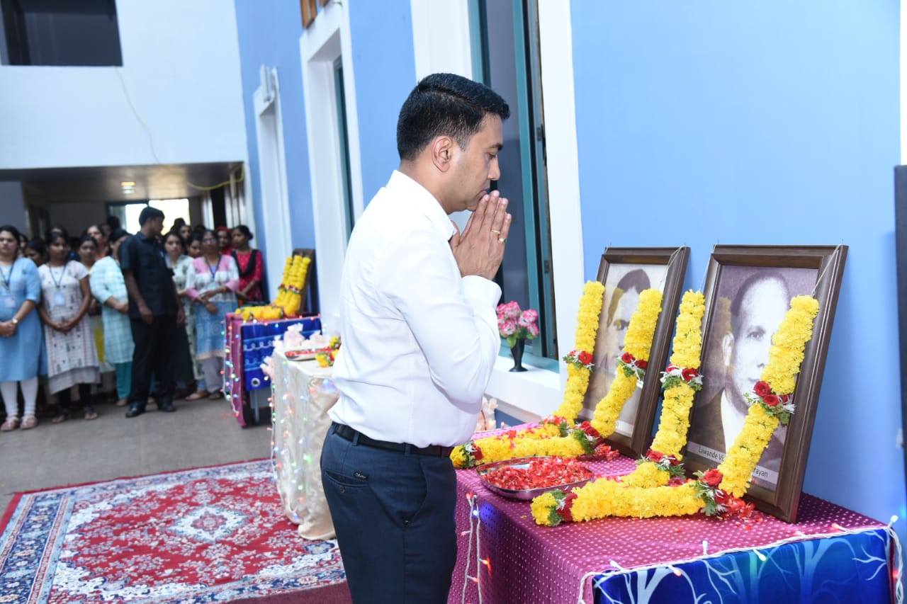 CMO Goa - Chief Minister Dr Pramod Sawant paid floral...