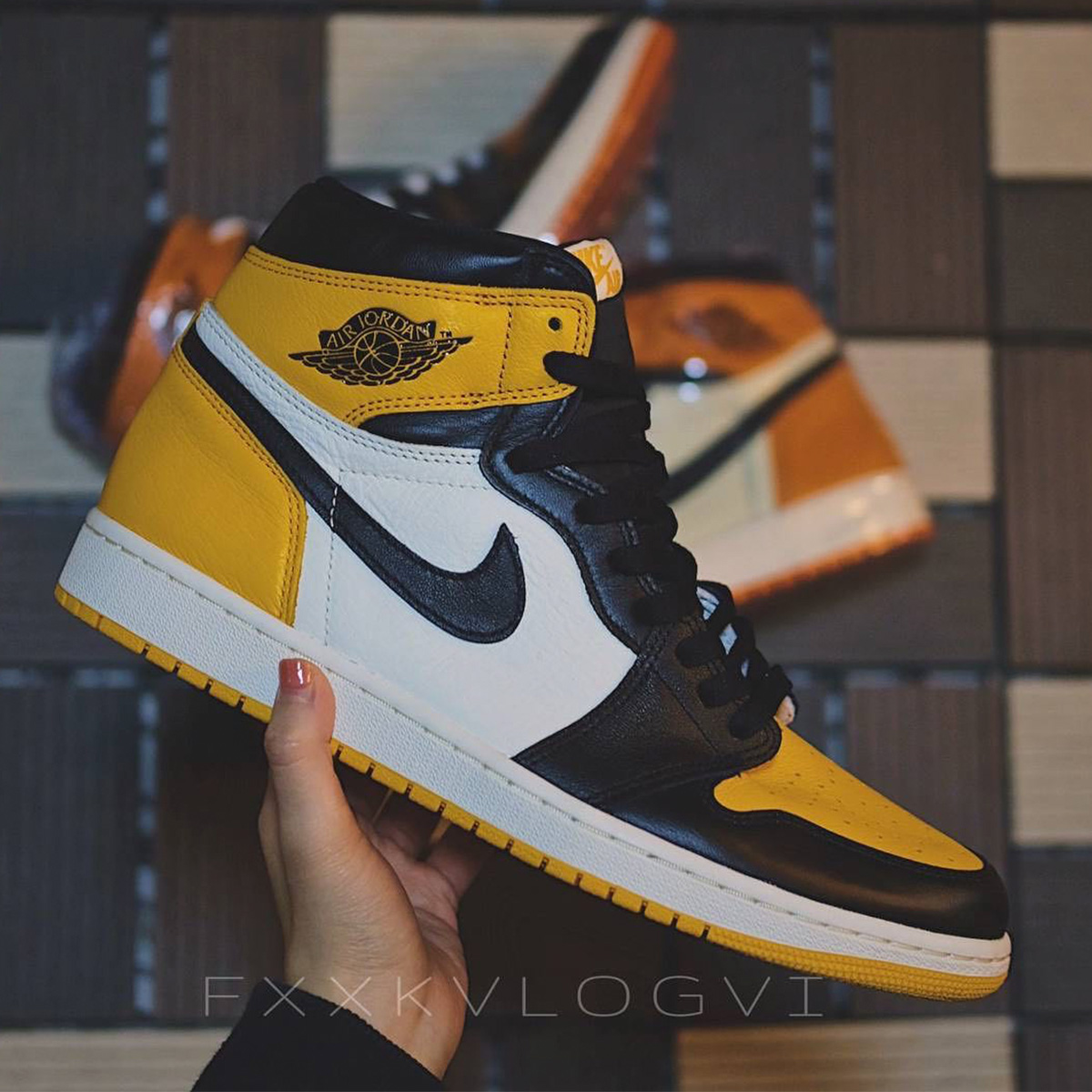 Detailed looks at the Air Jordan 1 High OG “Yellow Toe” ? MORE 