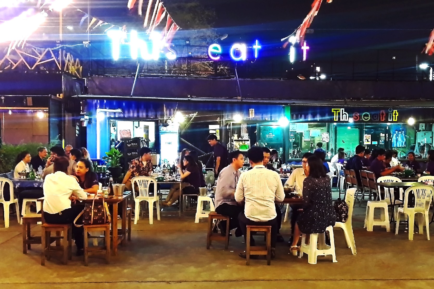 ใคร!! มองหาร้านอาหารดีๆ... - BOX SPACE Ratchayothin