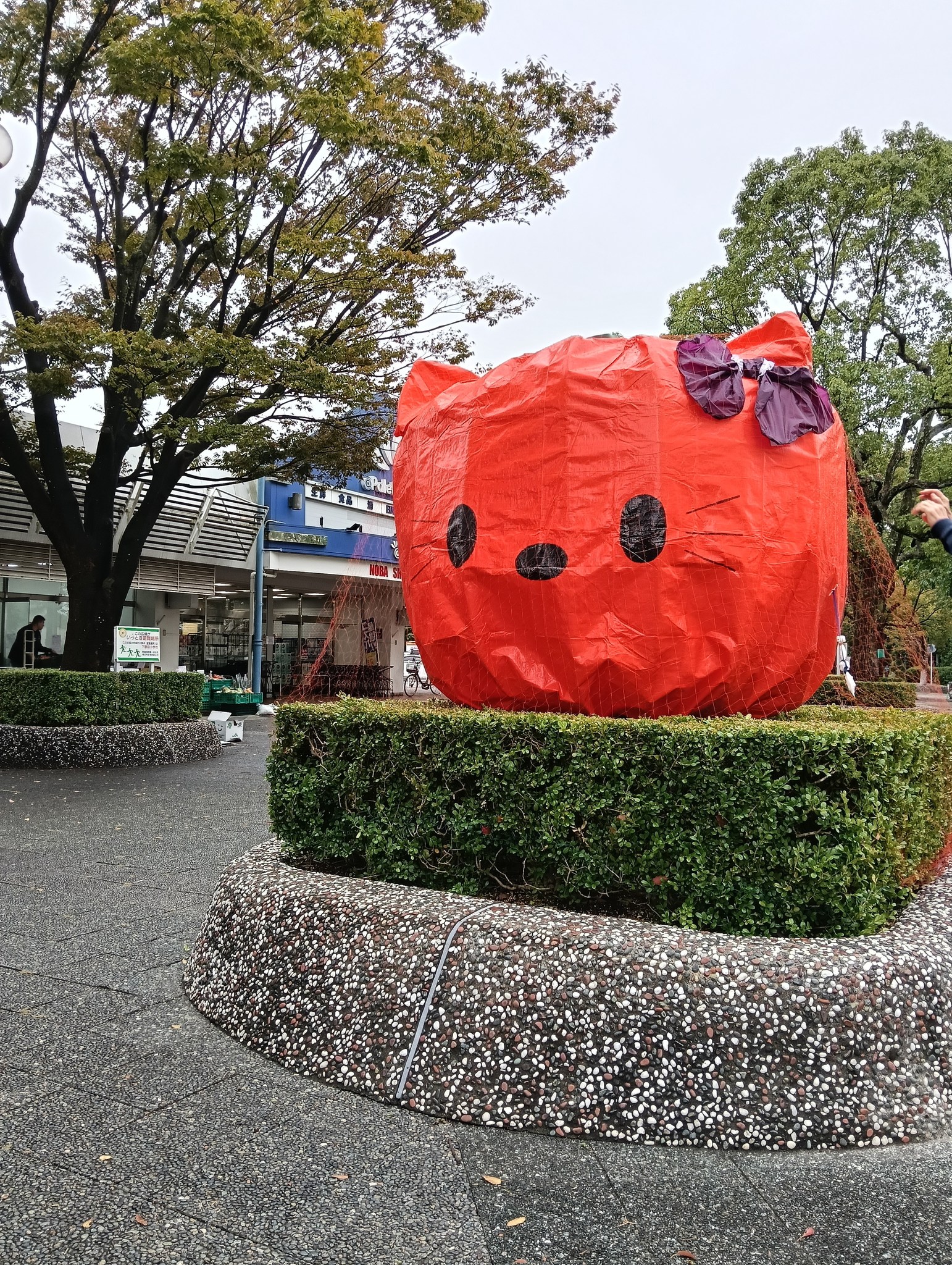 横浜市港南区の野庭団地ショッピングセンター前の広場にある巨大 