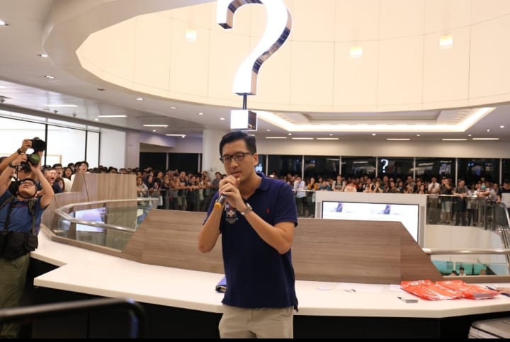 新聞人事全面睇 - 《香港01》攝記陳浩然影的這張相，其實頗有意境，留意銀色問號……據報導，林卓廷想勸解在新城市廣場內聚集的市民時被喝倒彩 ...