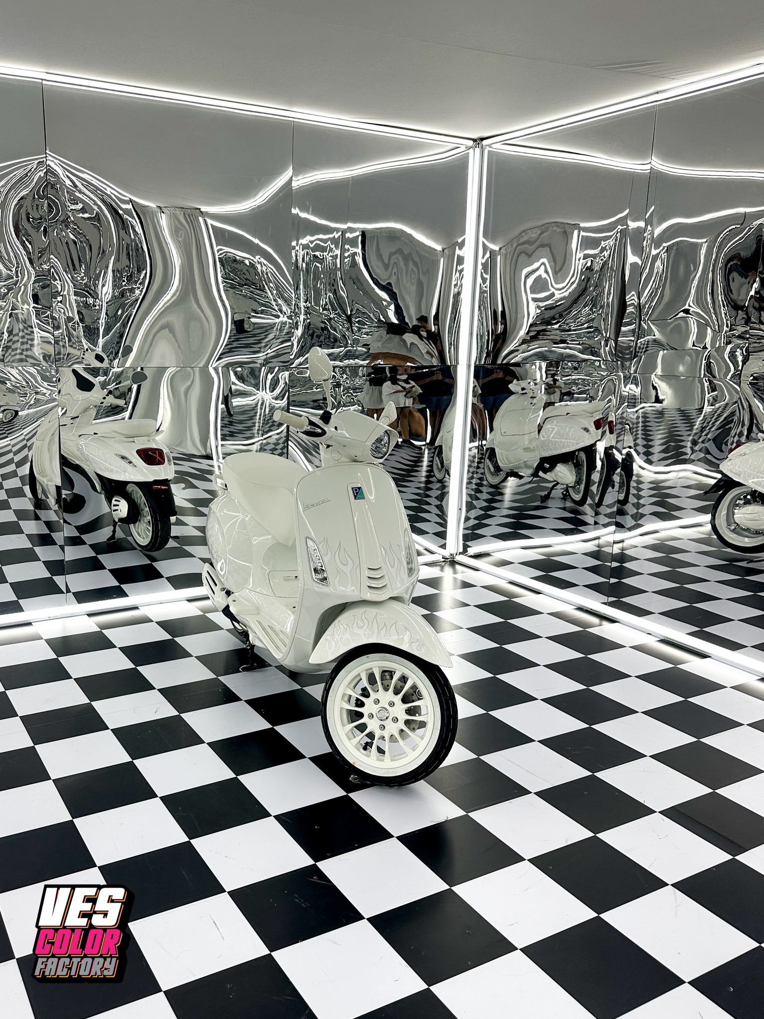 เดินเล่นดู Exhibition ในงาน Vespa Experience... - VES Color Factory ...