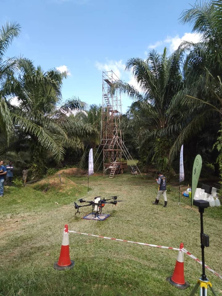 Projek meracun pokok kelapa sawit... - Aeros Geotech Sdn Bhd | Facebook