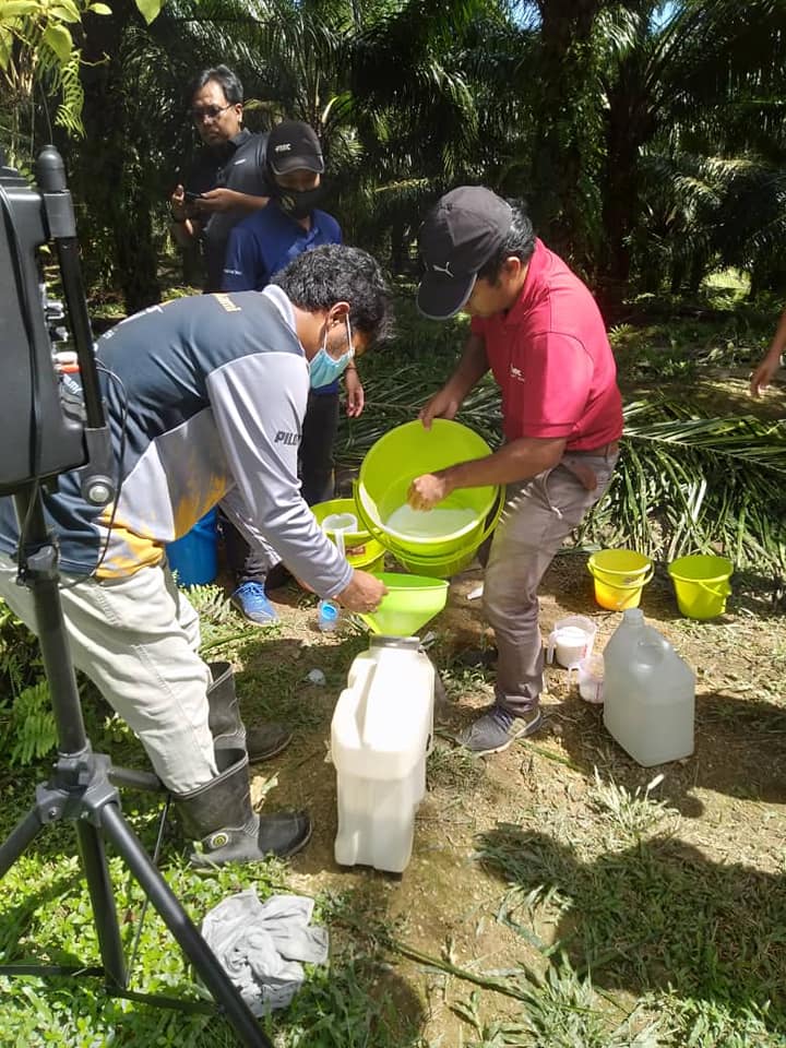 Projek meracun pokok kelapa sawit... - Aeros Geotech Sdn Bhd | Facebook