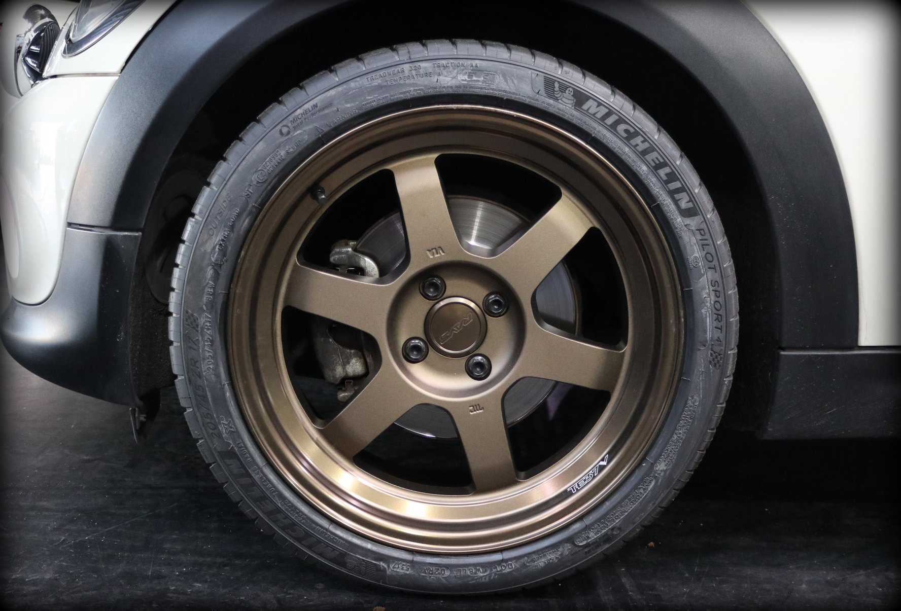 R56 COOPER 換裝 RAYS TE37V 17吋鍛造鋁圈 米其林... - 布魯商行(Blues Garage) | Facebook