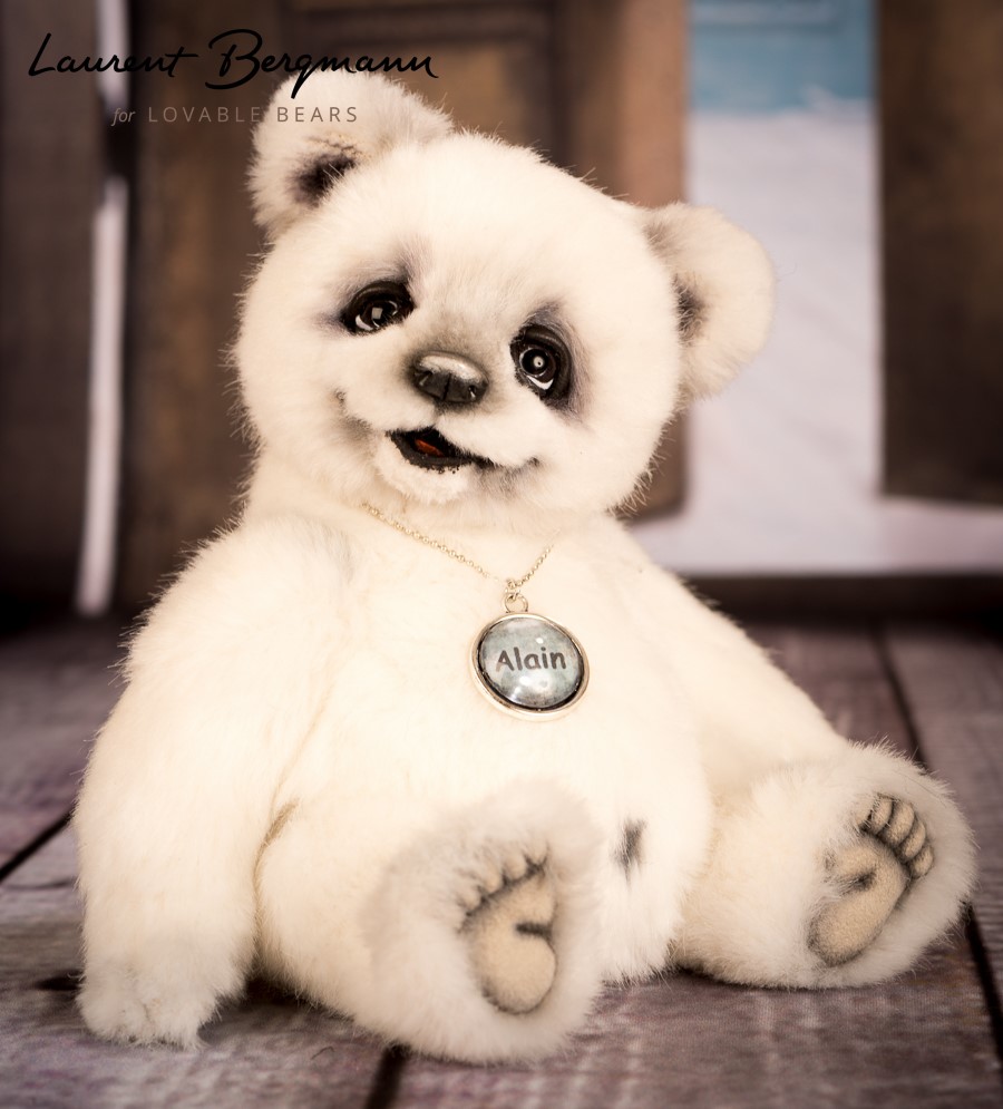 Have you seen him?! 🐻 The life-sized teddy bear who goes by
