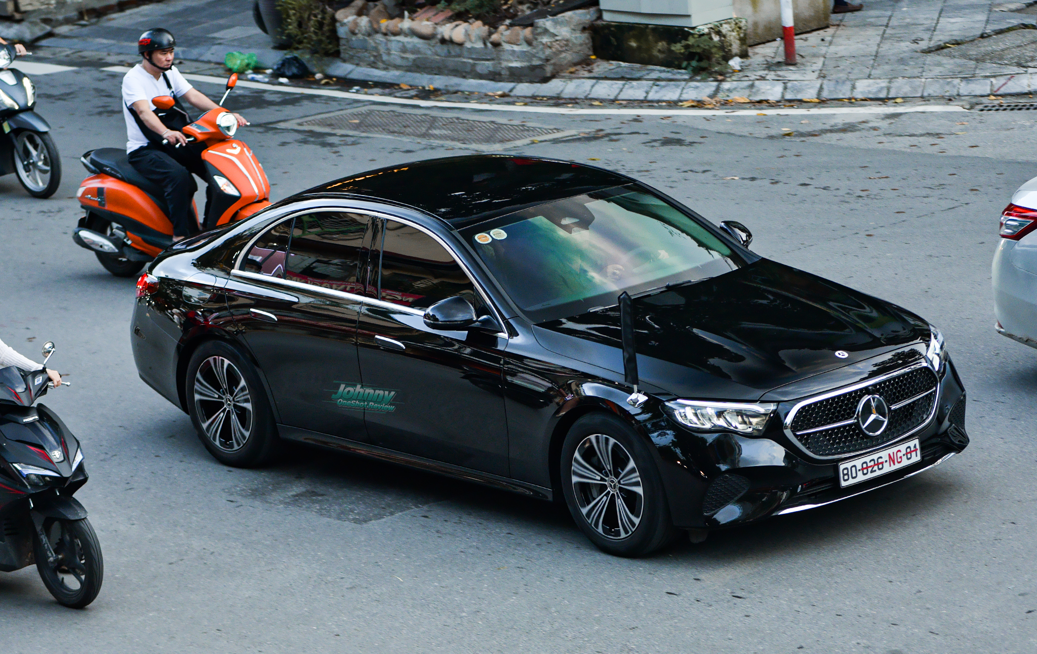Johnny - Mercedes-Benz E-Class All New lăn bánh trên đường phố Hà Nội ...