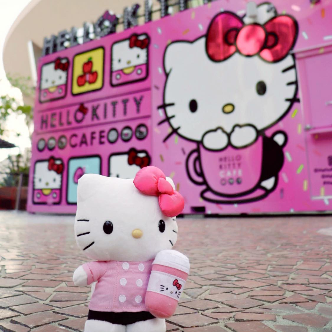 Hello, Las Vegas🌹🎀 Join Hello Kitty for a meet and greet to