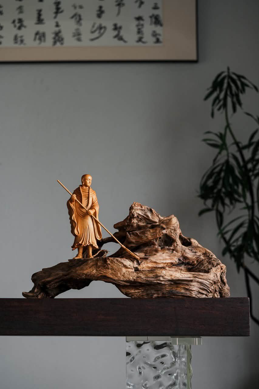 黄杨木｜扫地僧黄杨肌理细润如脂，雕老僧持帚躬身。衲衣垂落生静气