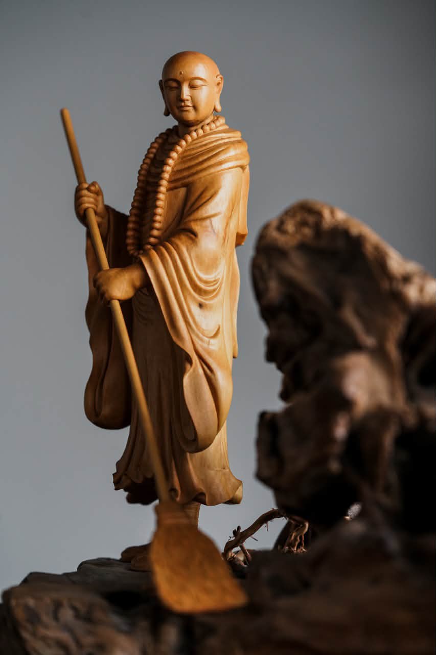 黄杨木｜扫地僧黄杨肌理细润如脂，雕老僧持帚躬身。衲衣垂落生静气